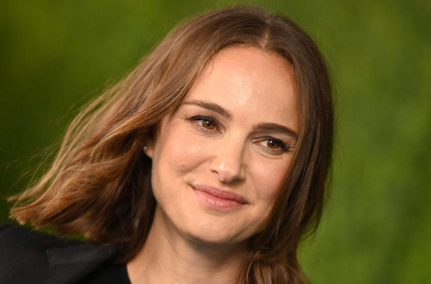  Lèvres écarlates, couronne rouge et mini-robe audacieuse : Natalie Portman est sortie avec son mari.