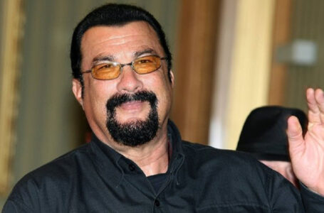 Steven Seagal a fêté ses 71 ans. Vous ne manquerez pas de sourire en le voyant.
