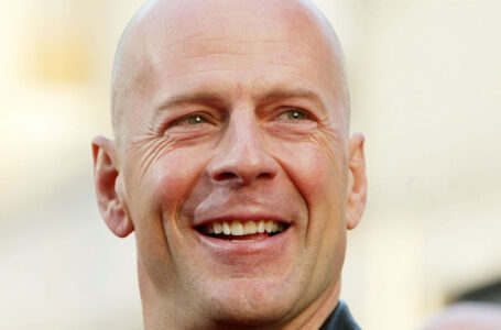 Il a l’air un peu vieux et fatigué : De nouvelles photos de Bruce Willis souffrant de démence ont été publiées.