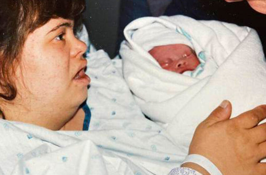  Il y a 27 ans, une femme exceptionnelle a donné naissance à un fils malgré les pronostics des médecins. À quoi ressemble cet homme aujourd’hui?