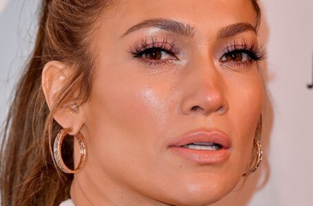 “Näytän paremmalta kuin 20-vuotiaana!” Jennifer Lopez kehui vartaloaan alusvaatteissa