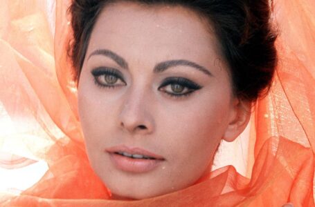 “Hän ei näytä ollenkaan isoäidiltään”: Sophia Lorenin 17-vuotiaan lapsenlapsen ulkonäköä keskusteltiin Internetissä!