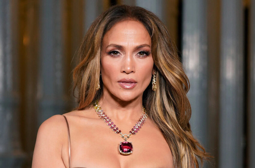  “Meikki, jota ‘tavalliset ihmiset eivät uskaltaisi pukea päälleen”: Jennifer Lopez veti kaikkien huomion punaisella matolla!