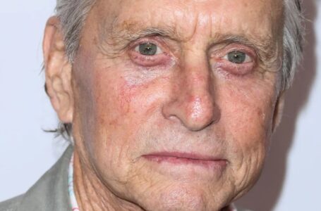 80-vuotias Michael Douglas jakaa harvinaisen kuvan upean aikuisen tyttärensä kanssa: “Mikä kaunotar hän on!”