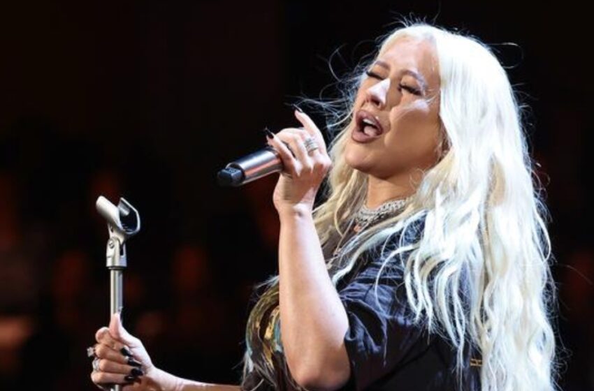  Christina Aguilera Shokeeraa Fanejaan 44-vuotiaana Hoikistuneella Vartalollaan: Hänen Kuvansa!