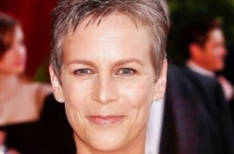 Jamie Lee Curtis valloittaa höyhenisessä mustassa mekossaan – fanit vertavat häntä korppiin!