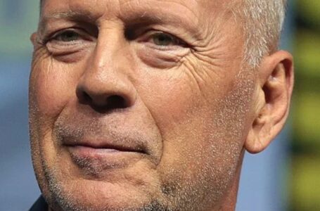 Hymyilevä Bruce Willis ikuistettiin paparazzin linssiin autossa – miltä hän nykyään näyttää?
