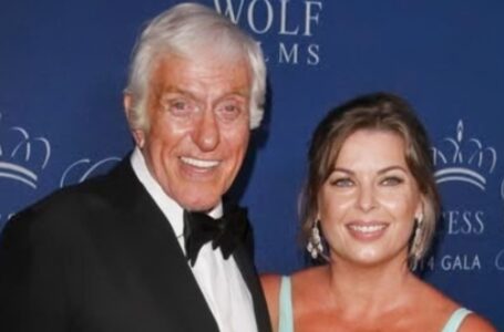 99-vuotias Dick Van Dyke pohtii epätodennäköistä rakkaustarinaansa vaimonsa kanssa, joka on 46 vuotta nuorempi! Katso heidän harvinaiset valokuvansa ja lue lisää!