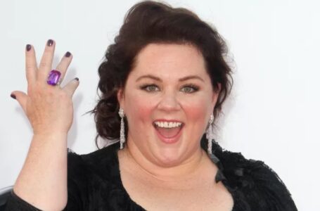 Näytti upean vartalonsa tiukassa haalarissa”: 53-vuotias Melissa McCarthy jakoi uusia kuvia hoikistumisensa jälkeen!