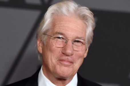 “Nuori ja kaunis – aviomies lähes kaksinkertainen ikä”: 74-vuotias Richard Gere loisti punaisella matolla kauniin vaimonsa kanssa