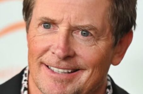 Michael J. Fox harvinaisessa esiintymisessä aikuisiksi kasvaneiden kaksostyttäriensä ja vaimonsa kanssa – tältä he näyttävät nyt!