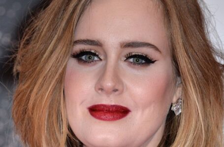Adele täyttää 37 vuotta ja hurmaa fanit mallimaisella olemuksellaan – lähes 45 kilon pudotus näkyy upeasti! Millainen tähti on nyt?