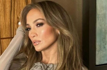 J.Lo Brilla a 55 Anni e I Critici Non Reggono il Suo Look Audace! Come È Cambiata?