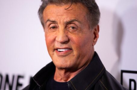 “Famiglia Barbie”: la foto di Sylvester Stallone con la moglie e tutte e tre le figlie incanta i fan