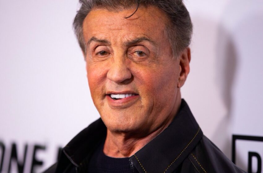  “Famiglia Barbie”: la foto di Sylvester Stallone con la moglie e tutte e tre le figlie incanta i fan