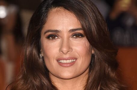 “Ajaton Kauneus”: 57-vuotias Salma Hayek valloittaa sydämet täydellisellä bikinillään ja aitoudellaan