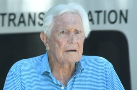Ikoninen tähti 85-vuotiaana liikkeellä rollaattorin kanssa – vain päiviä ex-vaimon dementiauutisten jälkeen: Arvaatko kenestä on kyse?