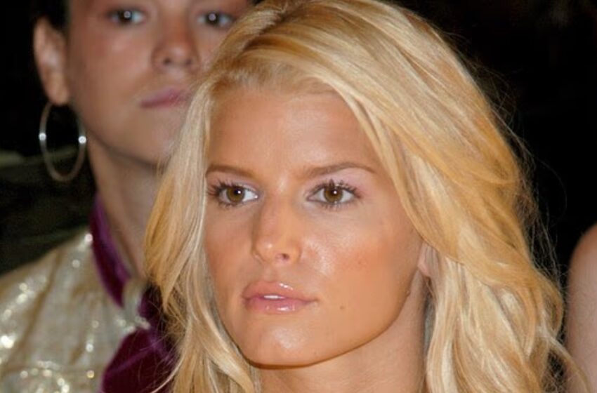  Jessica Simpson Häikäisee VMAs-gaalassa: Fanit Sanovat Hänen Olevan ”Tunnistamaton” Dramaattisen Muodonmuutoksen Jälkeen