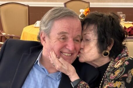 Riesci a riconoscere questa leggendaria star della TV e sua madre di 98 anni?