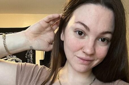 Hänellä on 16-kokoiset rinnat! Mutta väittää, että juuri siksi muut naiset välttelevät häntä.
