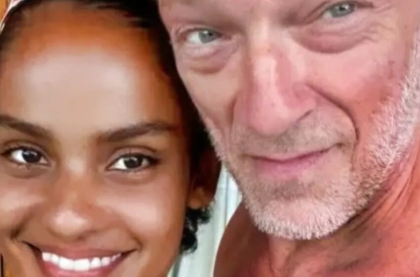  Äiti pikkubikinissä ja harmaahiuksinen isä! Vincent Casselin 28-vuotias tyttöystävä julkaisi perhekuvia – mukana myös bonus­tyttäret ja yhteinen poika!