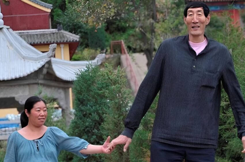  7,7-jalkainen mies meni naimisiin pienen naisen kanssa – ja heille syntyi erityinen lapsi: miltä he ja heidän poikansa näyttävät nykyään?